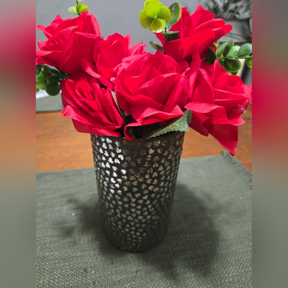 Cool Metal Heart Embossed Vase. Comes W Rose Bouquets. Perfect For V- Day.